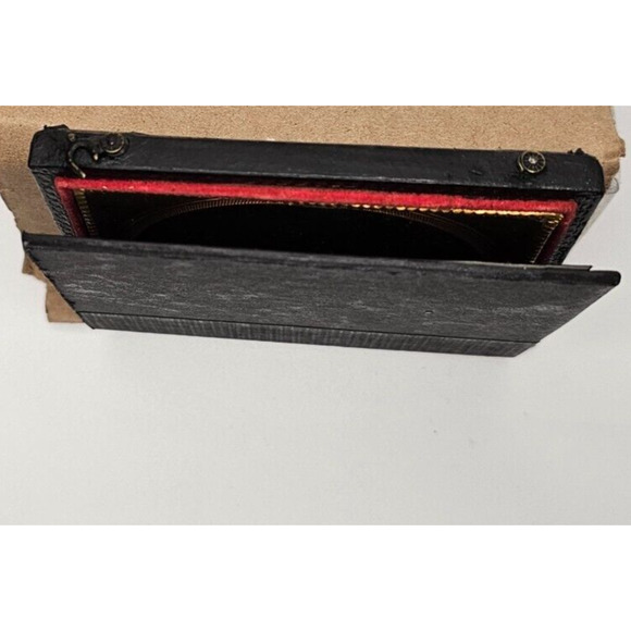 1/6th Plate Daguerreotype Of A Man In Half A Union Case With Cover - Picture 8 of 11